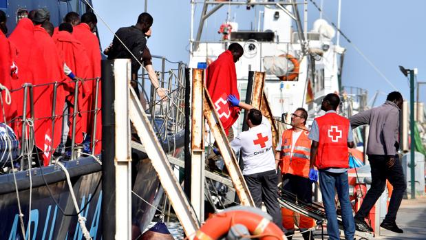 Solo en aguas del Mar de Alborán se han rescatado 70 personas este sábado a bordo de dos pateras