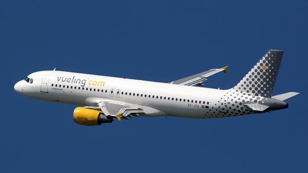Un avión de Vueling en el aire