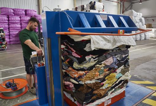 En las plantas de clasificación se elige el destino de la ropa Guillermo Navarro