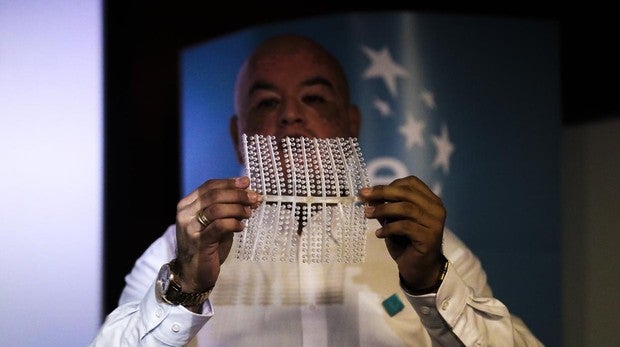 El gerente general de Solubag, el chileno Roberto Astete, realiza la demostración de una bolsa hidrosoluble