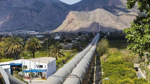 Conducciones del trasvase Tajo-Segura a su paso por la huerta de la Vega Baja cerca de Orihuela