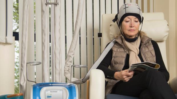 Una paciente usa Oncobel, una herramienta que enfría el cuero cabelludo y evita la pérdida de pelo