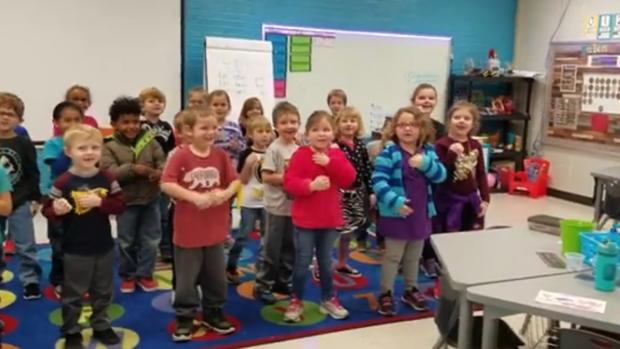 Captura de imagen del vídeo en el que los niños interpretan el «Cumpleaños Feliz»