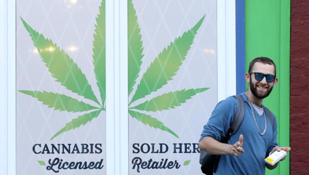 Un cliente sostiene un producto de cannabis que ha comprado en un herbolario legal en St John's, Newfoundland y Labrador (Canadá)