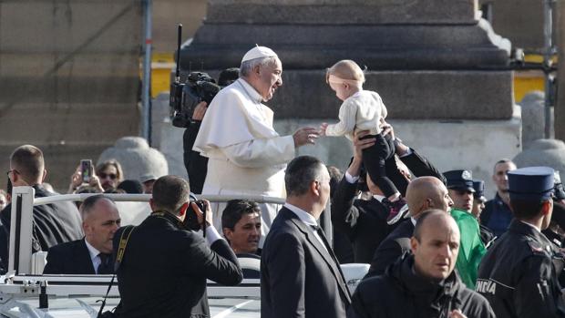 El Papa Francisco llega a su audiencia general celebrada en la Plaza de San Pedro en el Vaticano