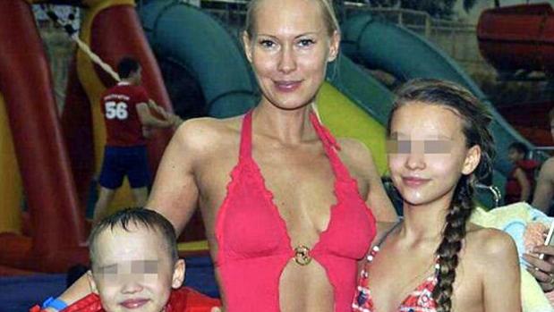 Irina Gladkikh junto a sus dos hijos.