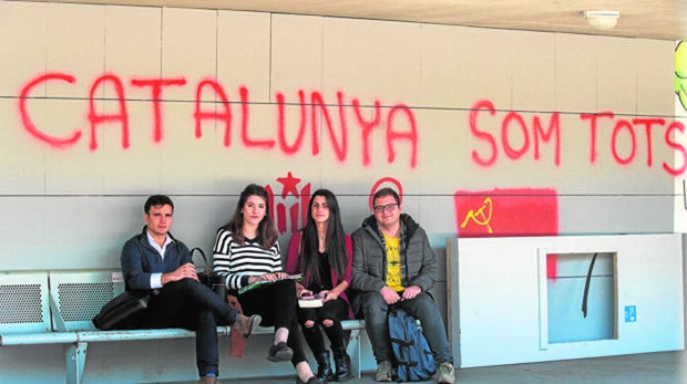 Andrea Haro (segunda, izquierda), miembro de la «resistencia antiindependentista» con sus compañeros de la Universidad Politécnica de Barcelona