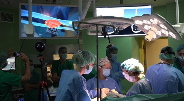 Imagen del quirófano y de la imagen que obtiene el cirujano gracias a las gafas de realidad aumentada