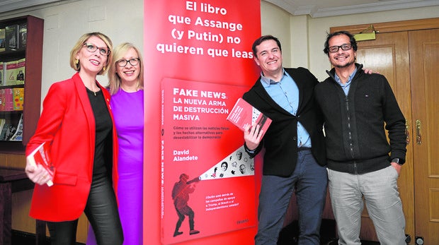 De izquierda a derecha, Beatriz Becerra, Mira Milosevich-Juaristi, el autor del libro y periodista de ABC, David Alandete, junto a José Ignacio Torreblanca