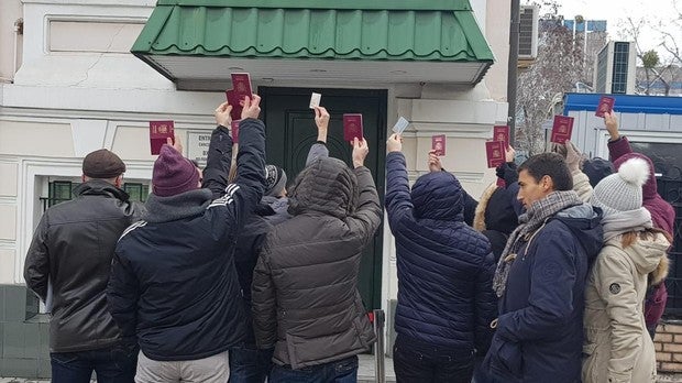 Varios padres esta semana frente al consulado de Kiev