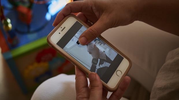 Una mujer muestra a la gestante que dio a luz a su hijo