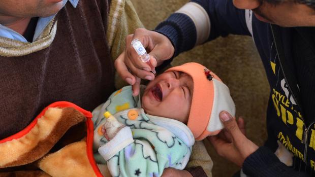 Un niño recibe la vacuna de la polio en Pakistán