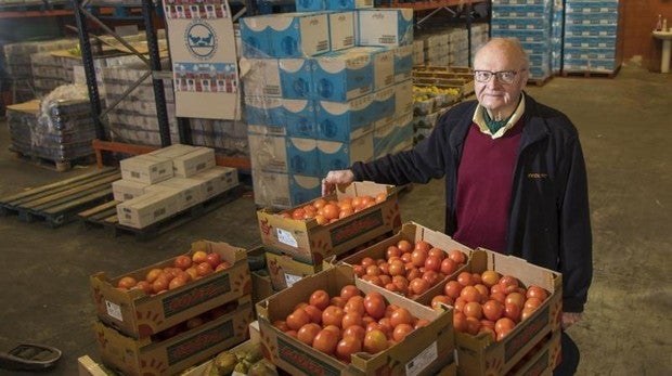 El presidente de Fesbal, Juan Vicente Peral, en la sede del Banco de Alimentos de Alicante
