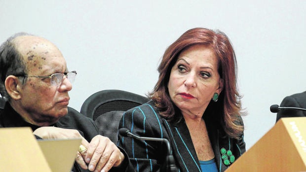 El cardenal Swald Gracias junto a la periodista mejicana, Valentina Alazrak