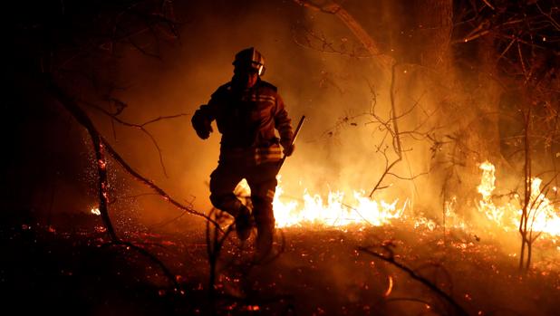 Los bomberos luchan sin descanso por apagar los numerosos incendios activos en Asturias