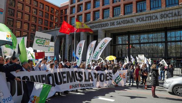 Médicos de toda España se concentran ante el Ministerio de Sanidad por la dignidad de la profesión