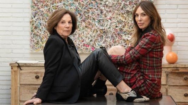 Teresa Helbig y su madre posan sobre la mesa de su atelier