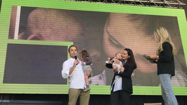 Unos jóvenes padres junto a sus hijos mellizos en la manifestación por la vida