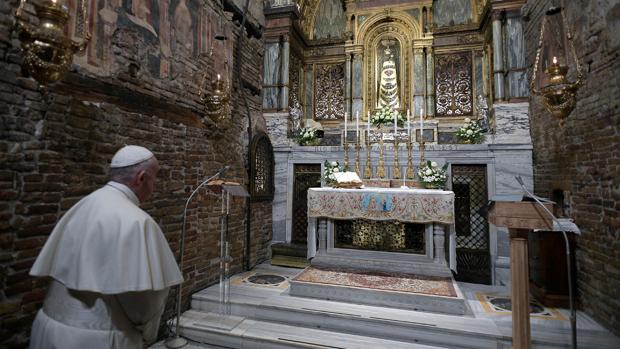 El Papa Francisco, este lunes, en el Santuario de Loreto