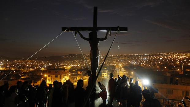 Un actor representa la crucifixión de Jesucristo durante la Semana Santa en Perú