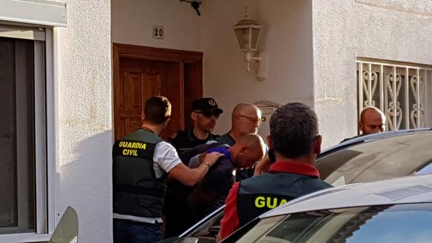 El ciudadano alemán que presuntamente asesinó a su mujer y a su hijo de 10 años sale del registro de su vivienda escoltado por guardias civiles efe