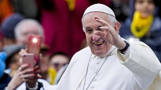 El papa Francisco saluda a su llegada a su audiencia general en la plaza de San Pedro del Vaticano