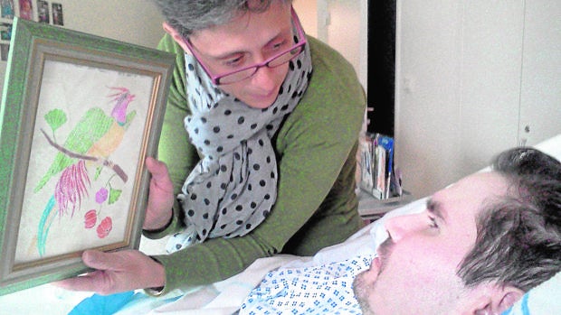 Vincent Lambert, junto a su madre en el hospital de Reims