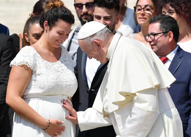 El Papa Francisco bendice a una embarazada durante la audiencia general de los miércoles en la plaza de San Pedro en el Vaticano