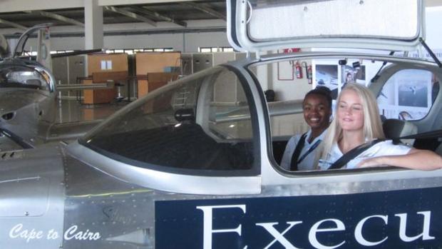 Megan Werner (derecha) es una de las pilotos mientras que Agnes (i) es del equipo técnico