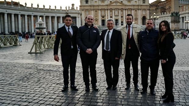 El padre Carlos Fortes, junto a los colaboradores de la Fundación Artcupa, tras la audiencia con el Papa en marzo