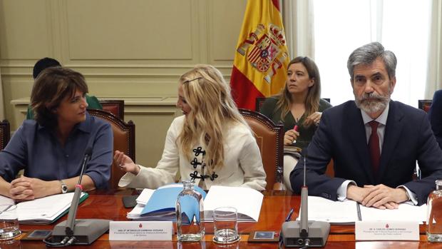 Representantes del Gobierno en funciones y de la carrera judicial, ayer, durante el encuentro