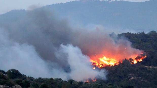 Vista del incendio declarado el miércoles