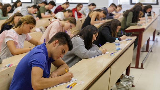 Estudiantes realizando los xámenes de acceso a la universidad