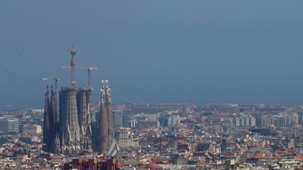 Vista de la ciudad de Barcelona después de que la Generalitat haya declarado este lunes episodio por alta contaminación por partículas PM10