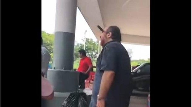 El hombre continuó discutiendo con el cuchillo clavado en su cara