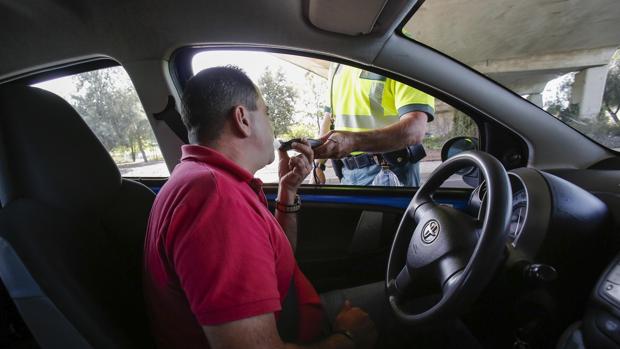 Imagen de archivo de un control de alcoholemia y drogas