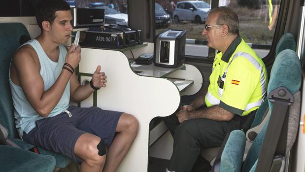 Un conductor se somete a una prueba de drogas