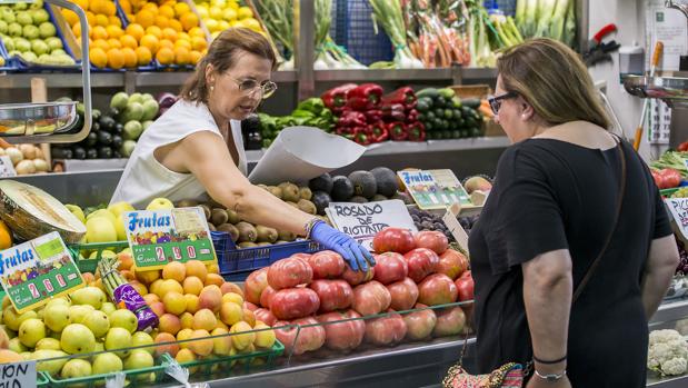 Puesto de frutas y verduras en el Mercado del Carmen, Huelva