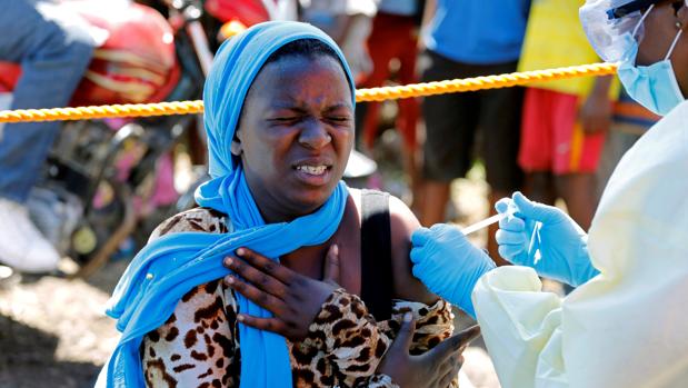 Inyectan la vacuna del ébola a una mujer en República Democrática del Congo