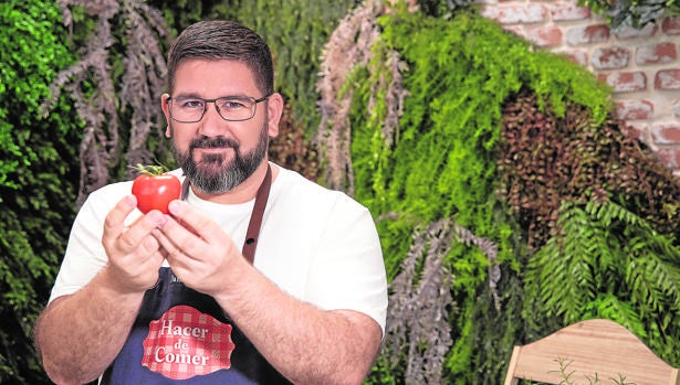El cocinero con uno de sus productos favoritos de la huerta