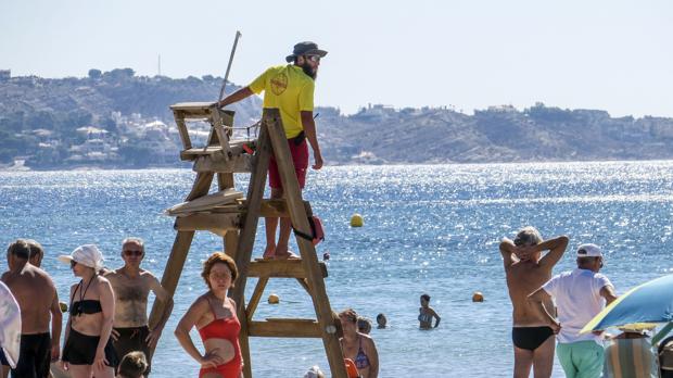 Un socorrista en la Playa del Postiguet en Alicante
