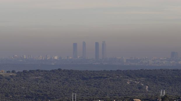 Una capa de contaminación cubre la ciudad de Madrid