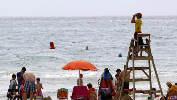 Imagen de archivo de un socorrista en una playa