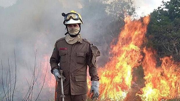 Bombero mientras combaten un incendio en la selva amazónica