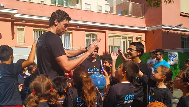 Pau Gasol a la salida de la presentación del Estudio Pasos jugando con los niños y niñas del colegio José Calvo Sotelo