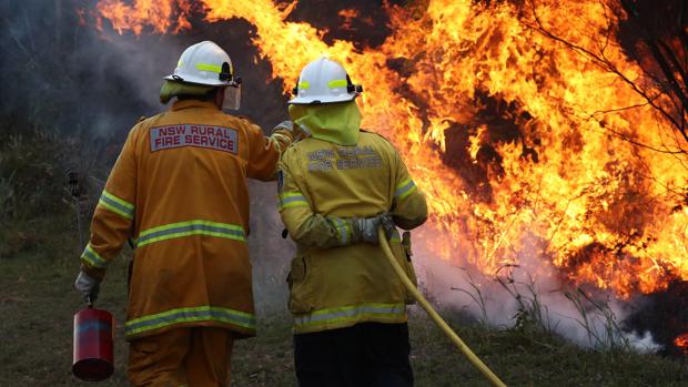 Bomberos intentan contener el fuego