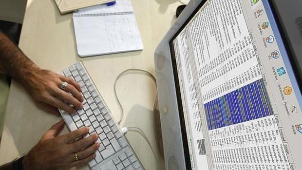 Una persona consulta información desde su ordenador