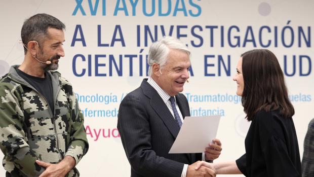El cirujano Pedro Cavadas, junto al presidente de la Mutua Madrileña, Ignacio Garralda, en la entrega de una de las ayudas que concede la institución para investigar en nuevas terapias