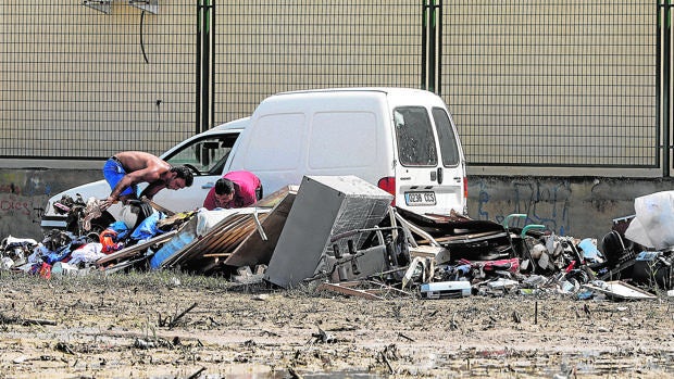 Actos de pillaje entre los restos que dejaron las riadas en Orihuela