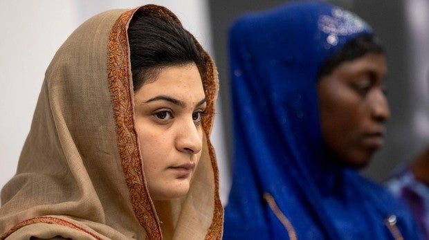 En primer plano, la activista paquistaní Hadiqa Bashir; al fondo, Kadiatu Massaquoi